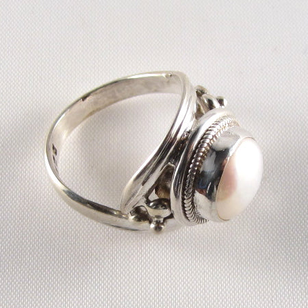 PR-115E     Adjustable Mother of Pearl stone Ring